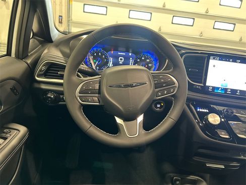 New 2026 Chrysler Pacifica Select image 27