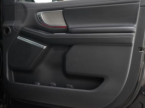 Used 2025 Ford Expedition Platinum image 9