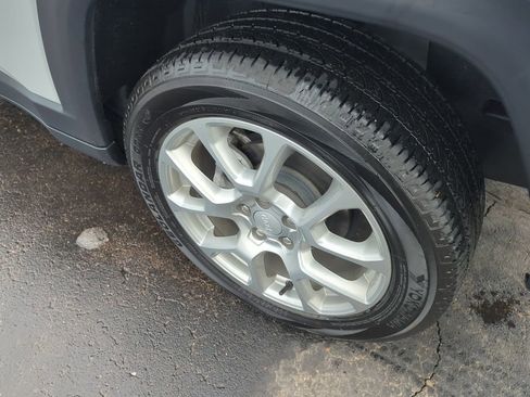 Used 2024 Jeep Compass Latitude image 12