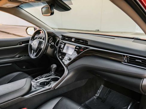 Used 2018 Toyota Camry XLE image 12