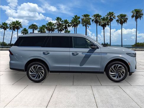 Used 2025 Lincoln Navigator Reserve AWD/4WD image 8