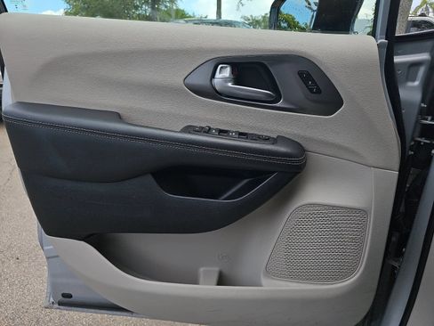 Used 2024 Chrysler Pacifica Touring-L FWD image 25