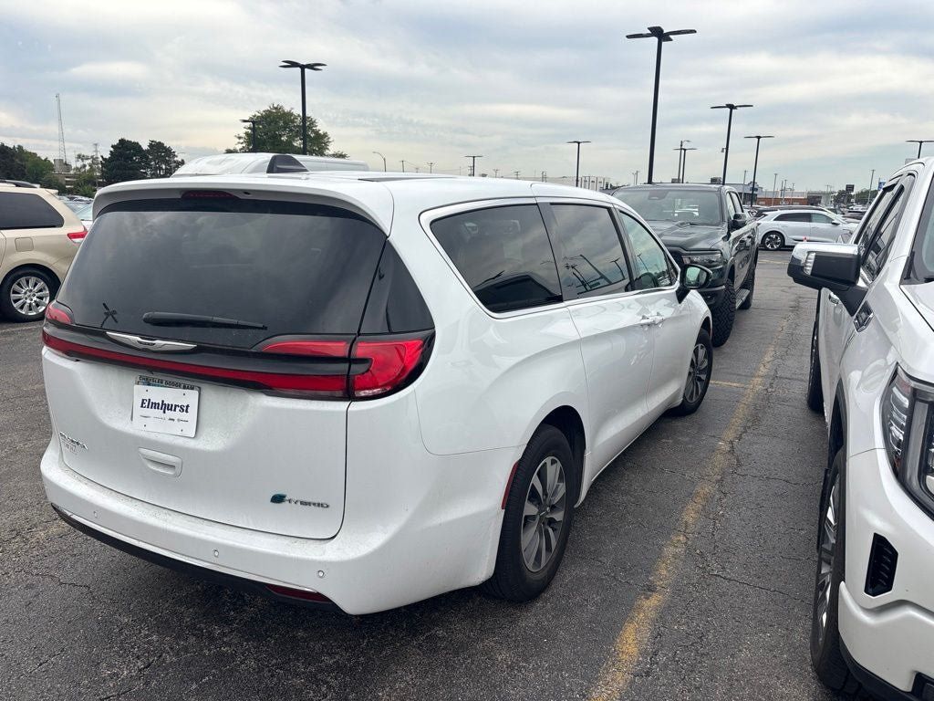 Used 2024 Chrysler Pacifica Limited FWD image 5