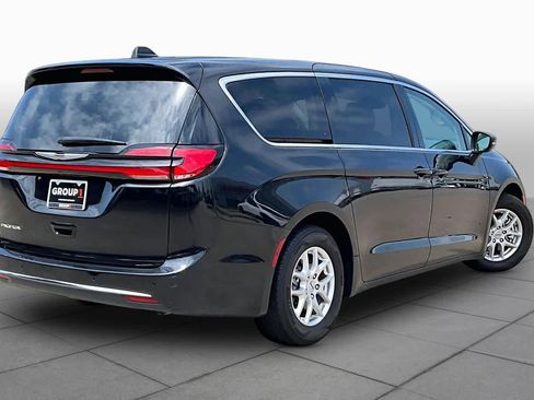 Used 2023 Chrysler Pacifica Touring-L FWD image 12