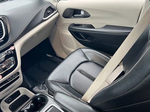 Used 2024 Chrysler Pacifica Select image 15