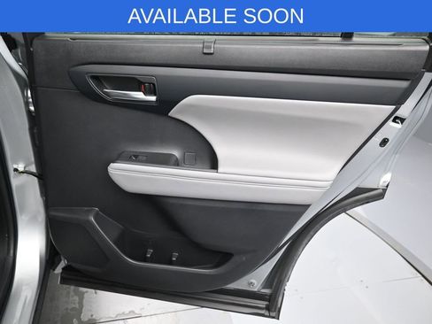 Used 2022 Toyota Highlander XLE AWD/4WD image 34