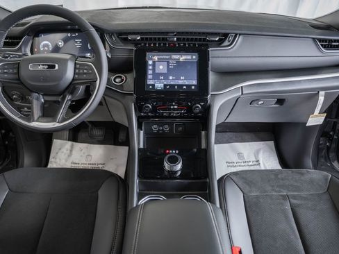 New 2025 Jeep Grand Cherokee Altitude image 19