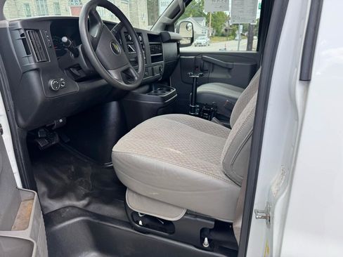 Used 2019 Chevrolet Express 2500 RWD image 16