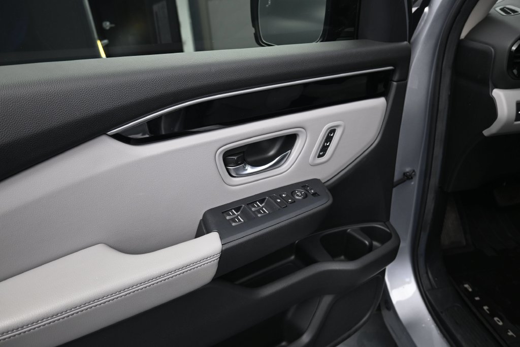 Used 2025 Honda Pilot EX-L image 26