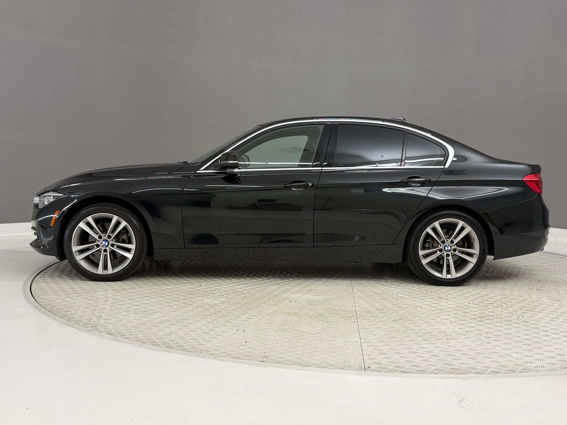 Used 2018 BMW 330i Sedan w/ Convenience Package RWD image 2
