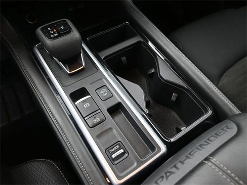 Used 2025 Nissan Pathfinder SV image 9