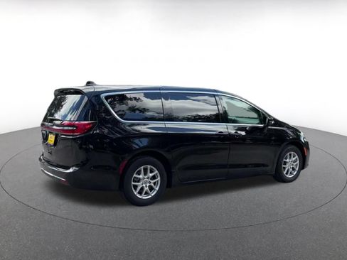 Used 2024 Chrysler Pacifica Touring-L FWD image 12