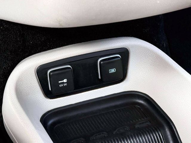 Used 2017 Chrysler Pacifica Limited w/ UConnect Theater Package FWD image 34