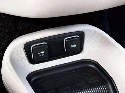 Used 2017 Chrysler Pacifica Limited w/ UConnect Theater Package FWD image 34