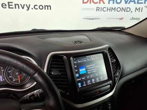 Used 2018 Jeep Cherokee Latitude Plus w/ Cold Weather Group AWD/4WD image 26