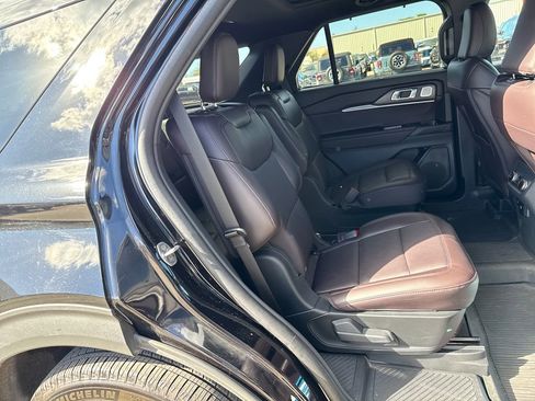 Used 2025 Ford Explorer Platinum image 27