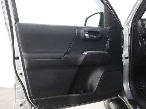 Used 2018 Toyota Tacoma TRD Sport image 20