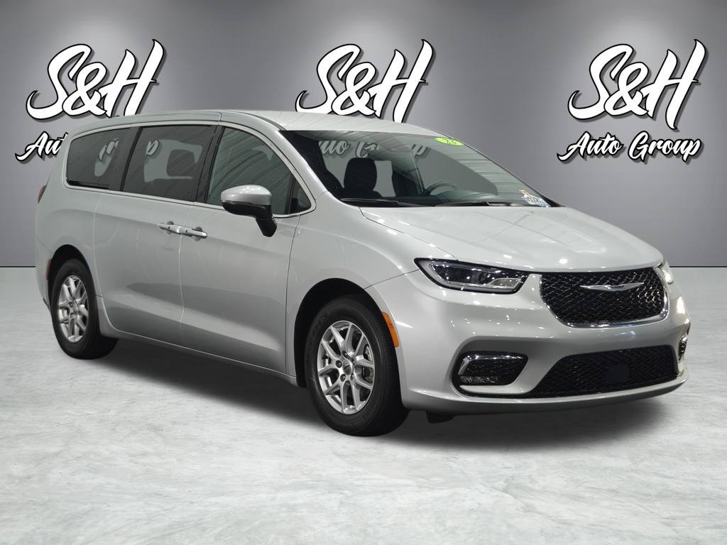 Used 2023 Chrysler Pacifica Touring FWD image 2