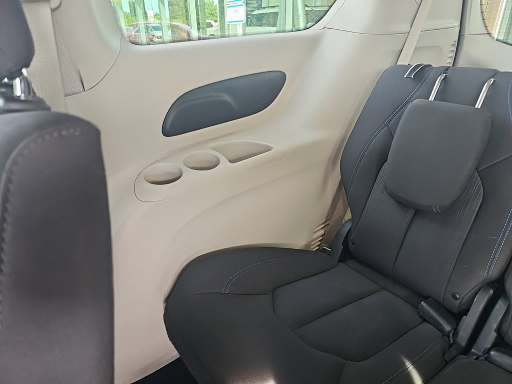 Used 2021 Chrysler Pacifica Touring FWD image 30