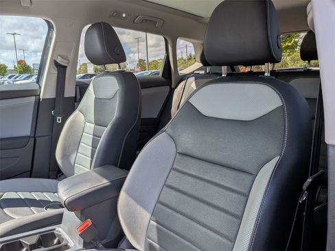 Used 2022 Volkswagen Taos SEL image 15