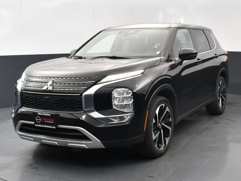 Used 2024 Mitsubishi Outlander SE image 3