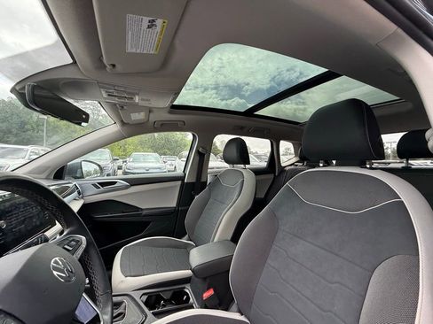 Used 2025 Volkswagen Taos SE w/ Panoramic Sunroof Package image 21