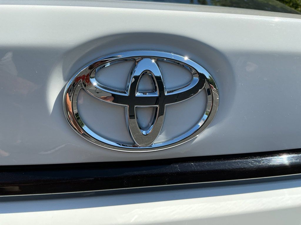 Used 2025 Toyota Corolla LE FWD image 12
