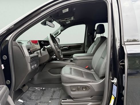 Used 2025 Chevrolet Suburban Z71 AWD/4WD image 19