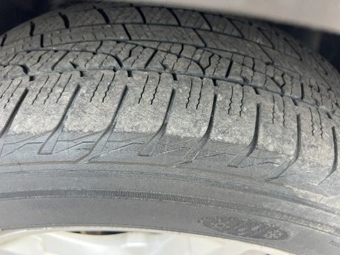 Used 2016 Ford Explorer XLT w/ Equipment Group 202A AWD/4WD image 15