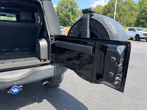 Used 2007 Jeep Wrangler Unlimited Sahara w/ Dual Top Group AWD/4WD image 18