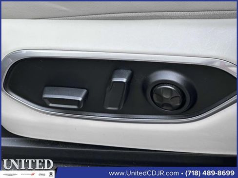 Used 2022 Jeep Wagoneer Series III w/ Premium Group I image 25