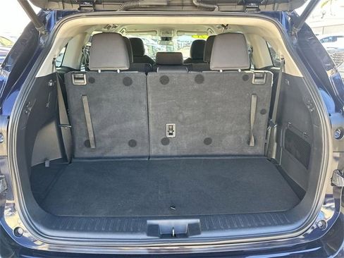 Used 2023 Toyota Highlander LE image 25