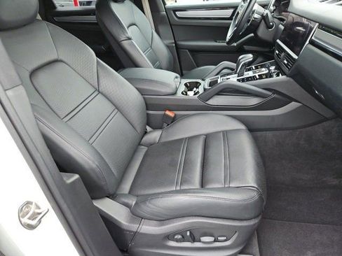 Used 2022 Porsche Cayenne Platinum Edition image 18