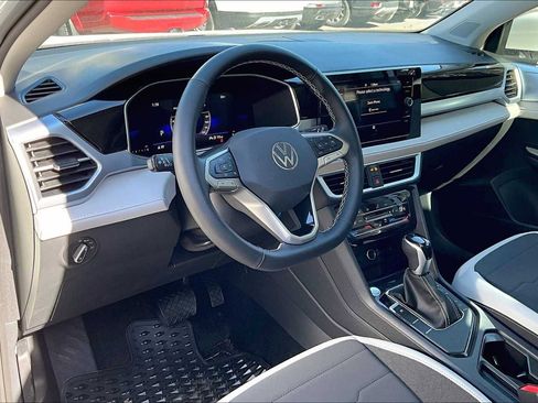 New 2025 Volkswagen Taos SE FWD image 8