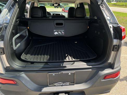 Used 2017 Jeep Cherokee High Altitude w/ Luxury Group AWD/4WD image 28