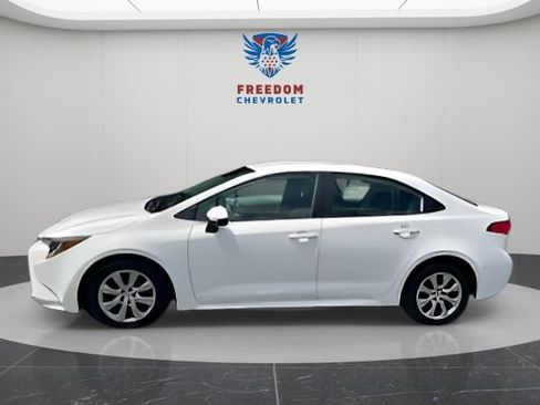 Used 2020 Toyota Corolla LE FWD image 2