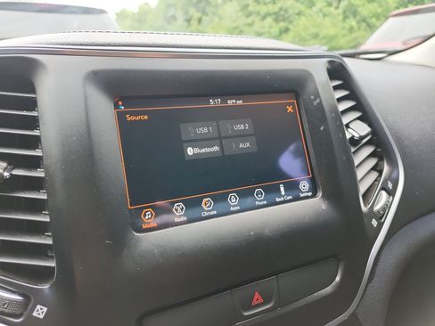 Used 2019 Jeep Cherokee Latitude w/ Popular Appearance Group FWD image 17