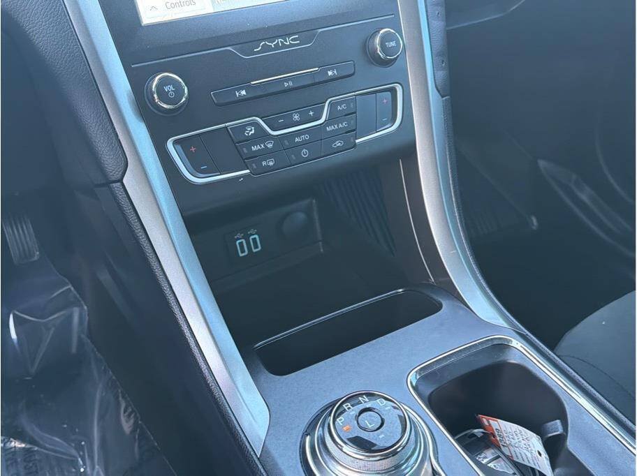 Used 2020 Ford Fusion SE FWD image 12