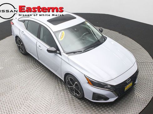 Used 2023 Nissan Altima 2.5 SR w/ SR Premium Package FWD image 3