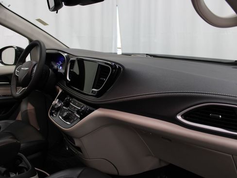 Used 2024 Chrysler Pacifica Limited FWD image 29