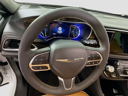 Used 2023 Chrysler Pacifica Pinnacle image 5