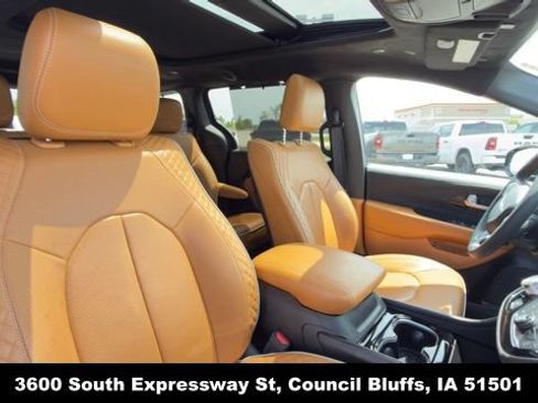 Used 2023 Chrysler Pacifica Pinnacle FWD image 38