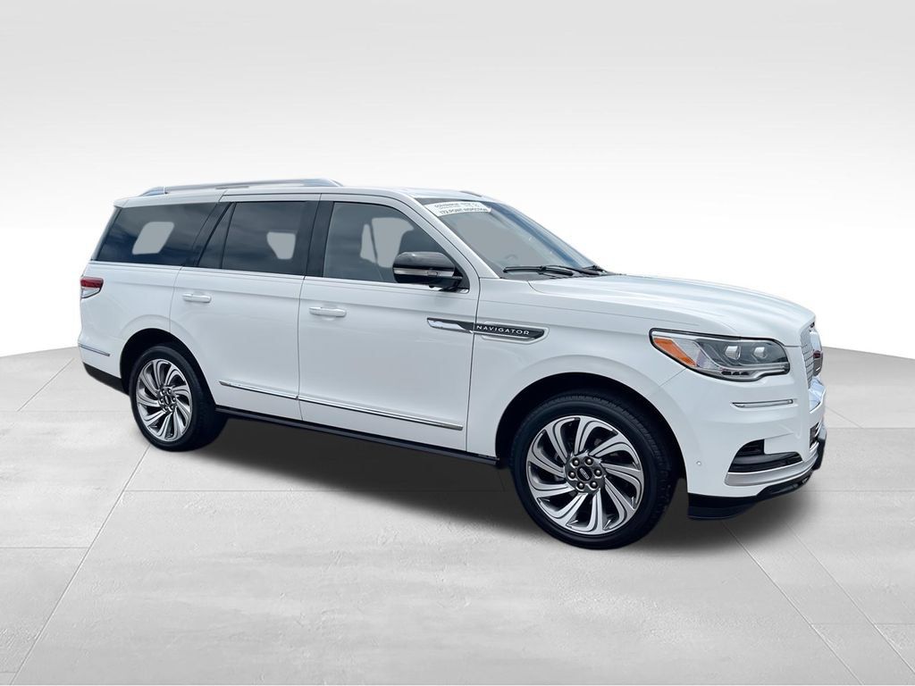 Used 2022 Lincoln Navigator Reserve AWD/4WD image 2
