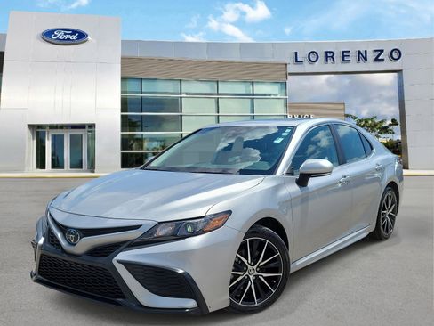 Used 2024 Toyota Camry SE w/ Convenience Package FWD image 1