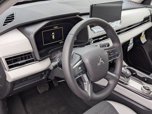 New 2025 Mitsubishi Outlander SE image 10