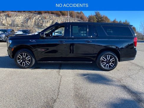 Used 2023 GMC Yukon XL AT4 image 3
