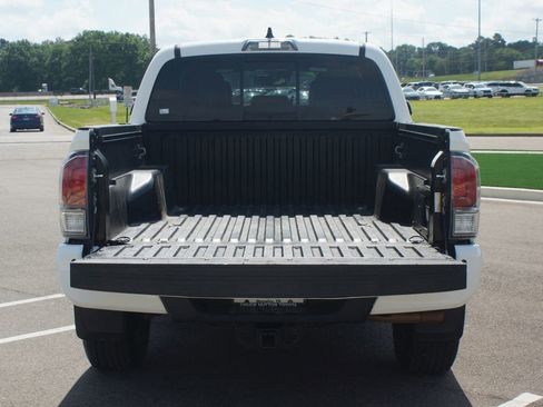 Used 2021 Toyota Tacoma TRD Off-Road w/ TRD Premium Off Road Package AWD/4WD image 18