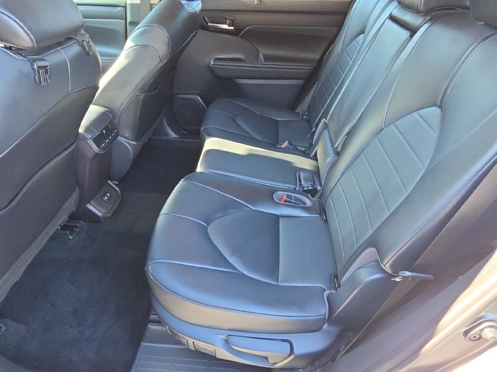 Used 2021 Toyota Highlander XLE AWD/4WD image 12