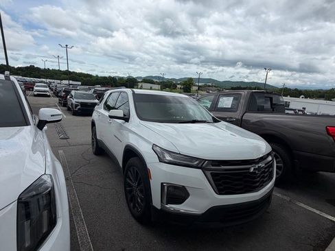 Used 2023 Chevrolet Traverse RS AWD/4WD image 2