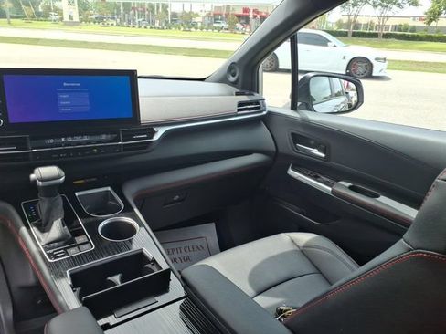 Used 2025 Toyota Sienna XSE w/ XSE Plus Package FWD image 10